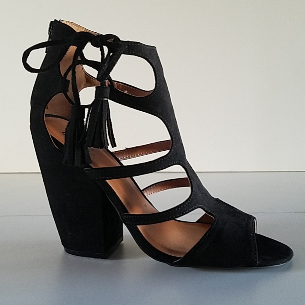 Chunky Heel Side Tassle-Tie Sandals